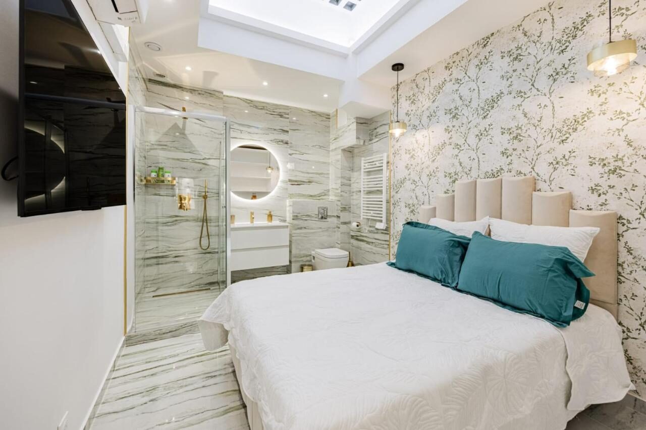 Seconde chambre d'Arche Royale ouverte sur une salle d'eau en marbre