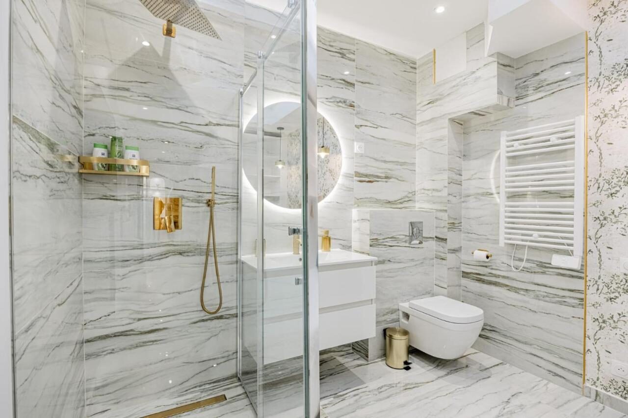 Salle de bain en marbre d'Arche Royale avec douche vitrée
