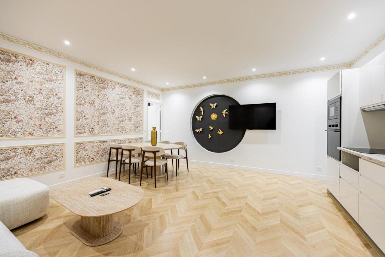 Salon et salle à manger d'Arche Royale aux lignes architecturales
