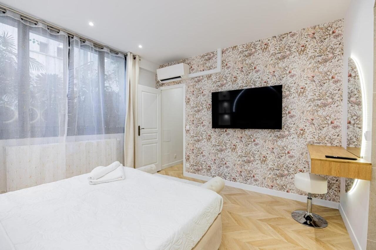 Chambre d'Arche Royale avec télévision et rangements intégrés