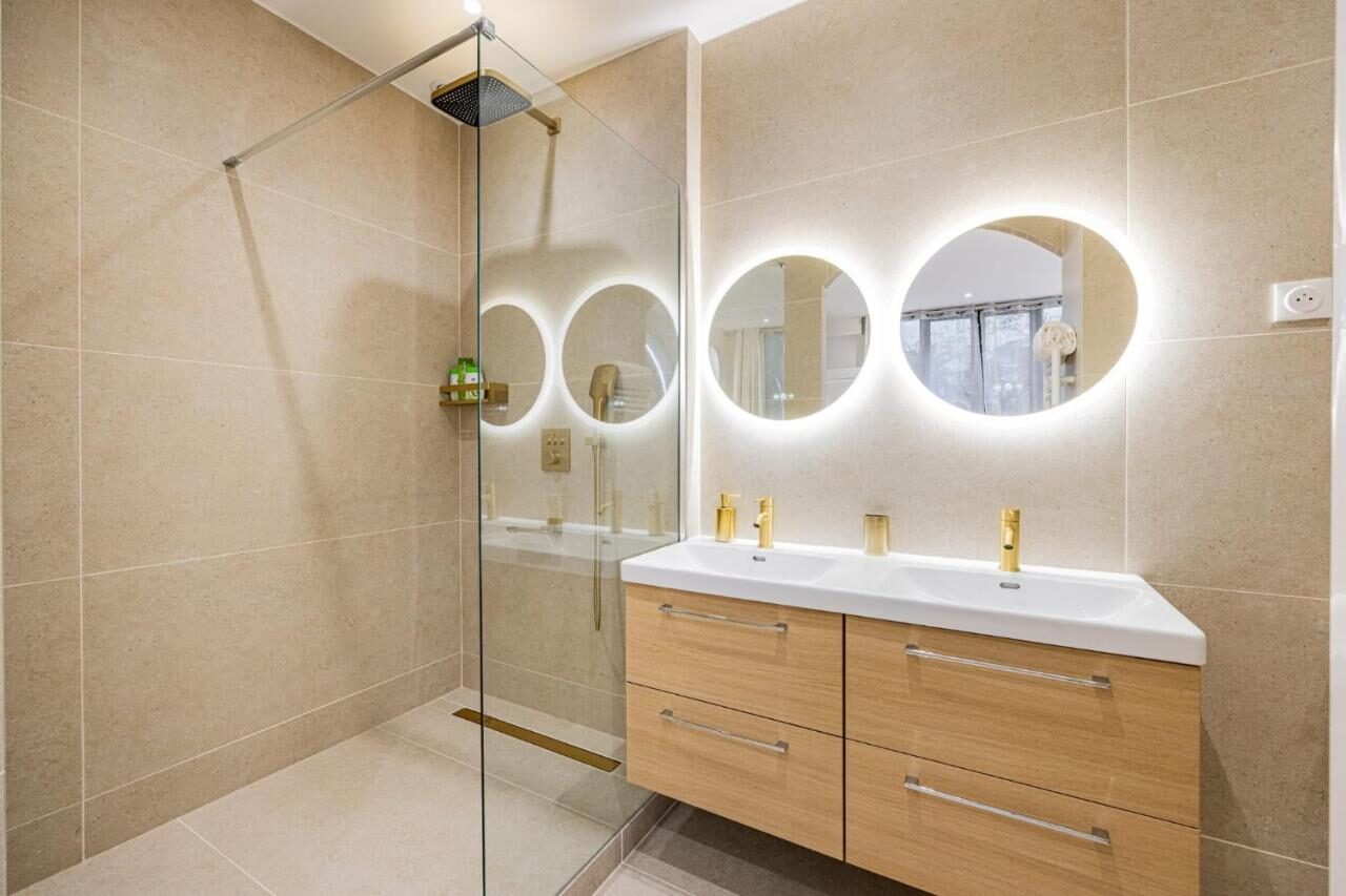 Double vasque et miroirs ronds dans la salle de bain d'Arche Royale