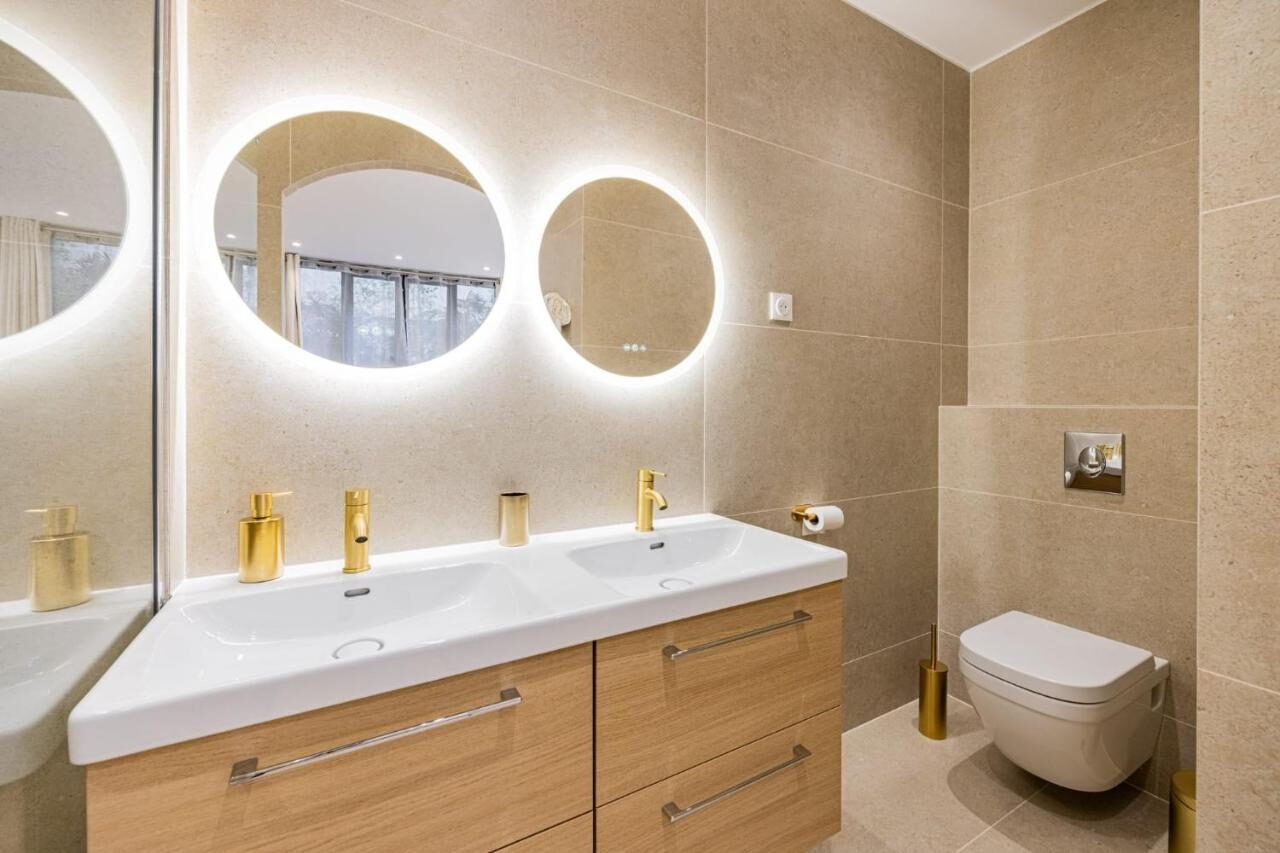 Salle de bain d'Arche Royale avec double vasque en bois clair