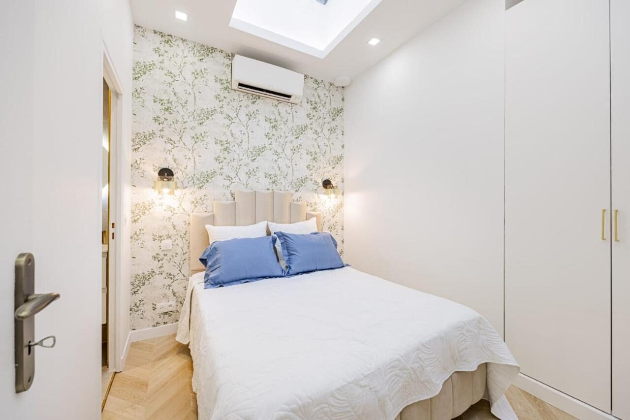 Chambre lumineuse d'Au Cœur de Trocadéro avec détails bleu encre