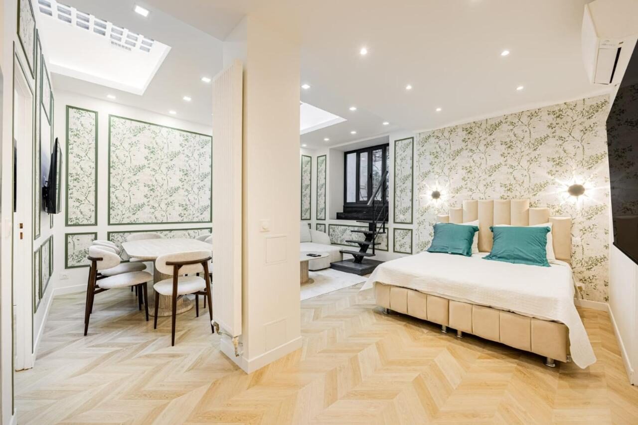 Volume lumineux d'Au Cœur de Trocadéro avec chambre et espace repas