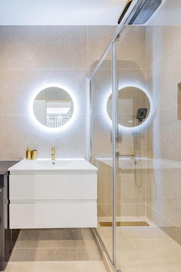 Salle de bain d'Au Cœur de Trocadéro avec douche vitrée