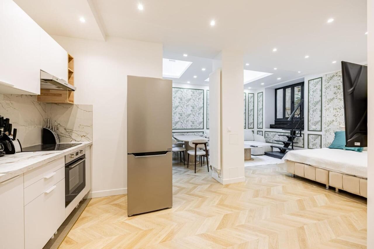 Cuisine équipée ouverte sur l'appartement Au Cœur de Trocadéro