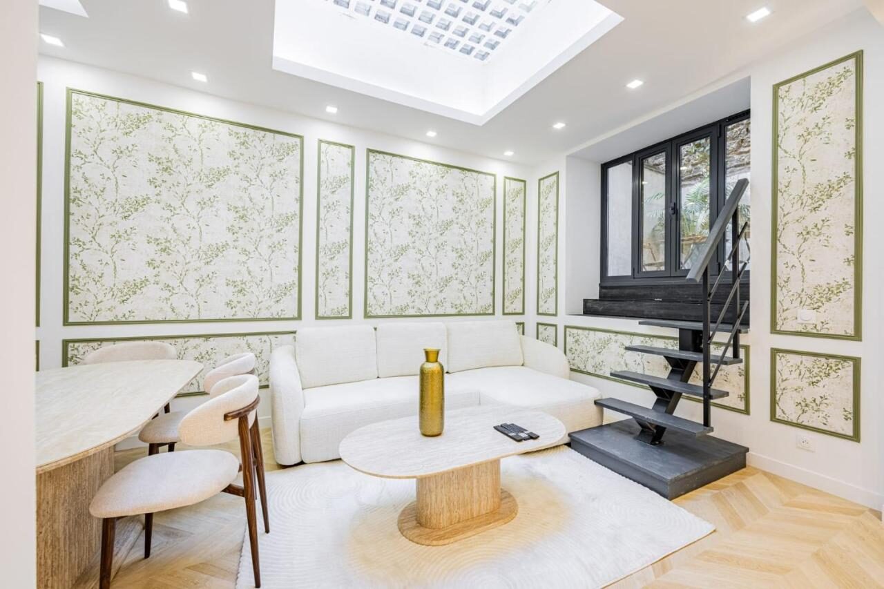 Salon d'Au Cœur de Trocadéro aux motifs végétaux et détails dorés