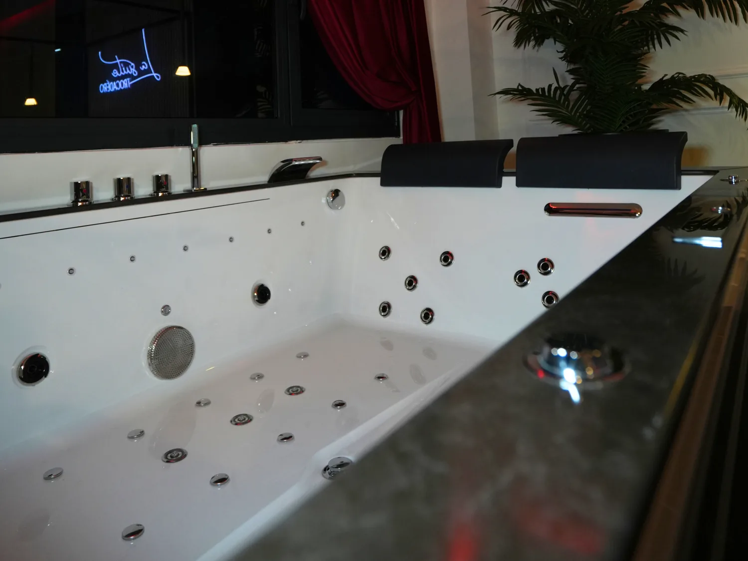 Private jacuzzi at La Suite Trocadéro
